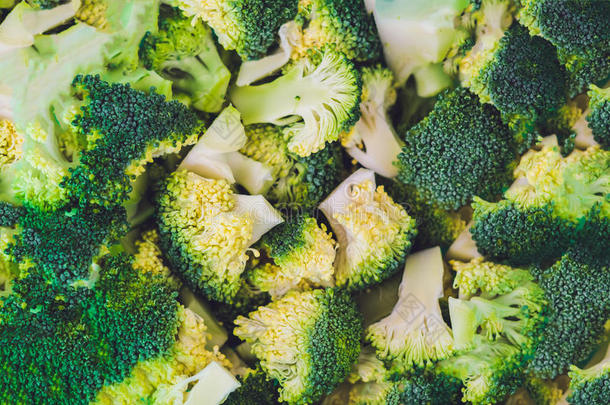 西兰花切片的背景。 健康绿色食品概念