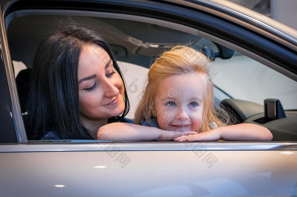 女孩和妈妈在展厅<strong>买车</strong>