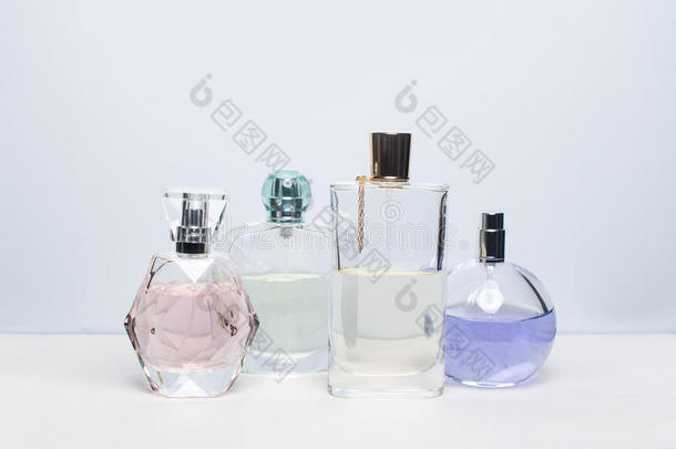 白色背景上的不同香水瓶。 香水，化妆品。