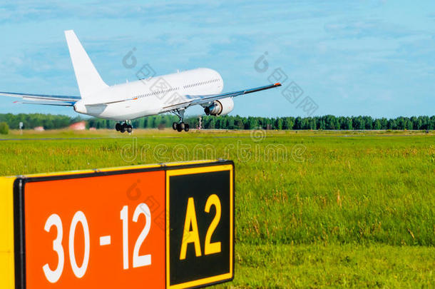 飞机在机场的前景是一个带有跑道的盘子