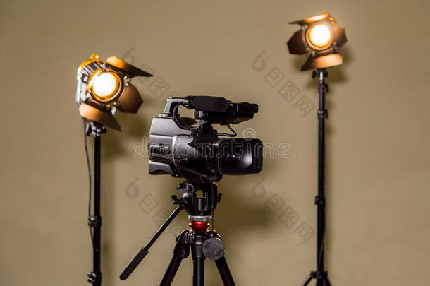 摄像机和两个带菲涅尔镜头的聚光灯