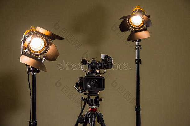 摄像机和两个带菲涅尔镜头的聚光灯