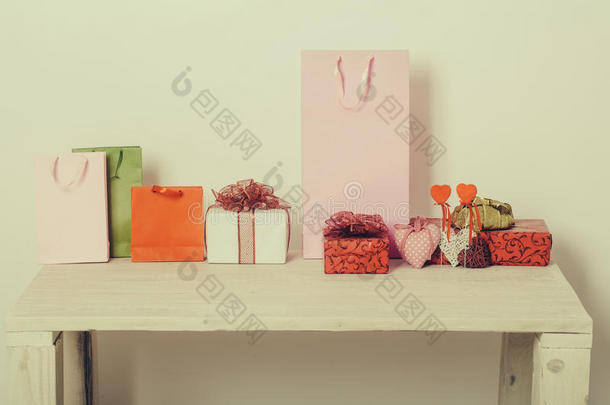 五颜六色的礼物盒，<strong>袋子</strong>和心为情人节