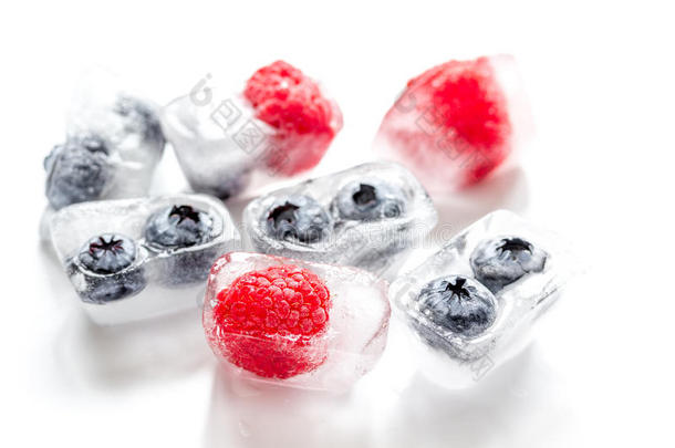 冷冻蓝莓和覆盆子在白色背景的冰块