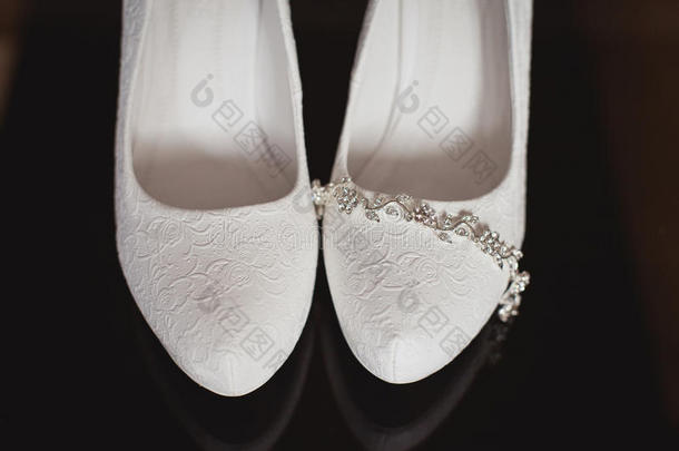 新娘配饰：结婚鞋、珠宝和戒指
