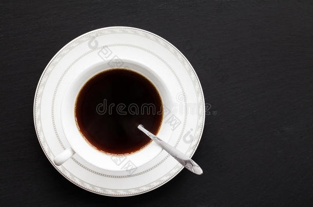 咖啡放在白色杯子里，放在黑色的石板上