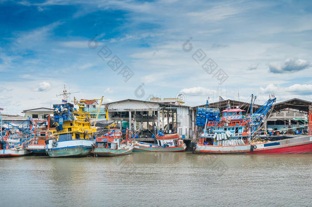 泰国新鲜<strong>海鲜</strong>市场的<strong>渔船</strong>。