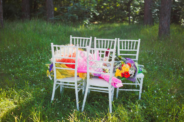 奇瓦里椅子在草地上，有花束