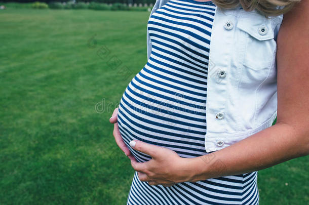 绿春背景下年轻孕妇的美丽肚子