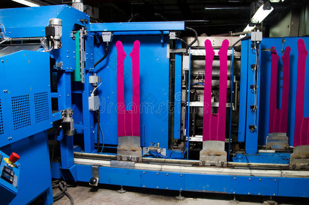 棉纱生产在纺织厂。纺织品制造机器在工作。