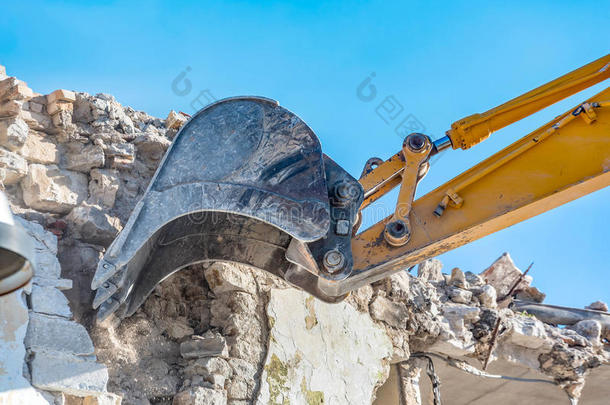 用挖掘机拆除旧房子