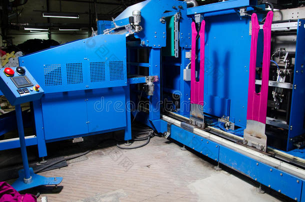棉纱生产在纺织厂。纺织品制造机器在工作。