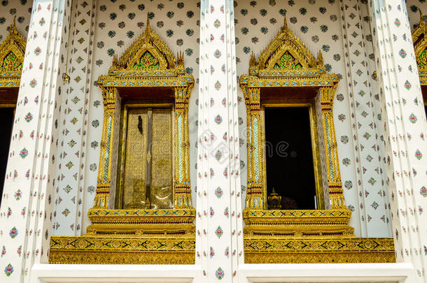 泰国寺庙的金色窗户，白色大理石墙
