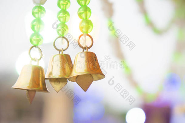装饰节日的钟珠是该国一年一度的活动。