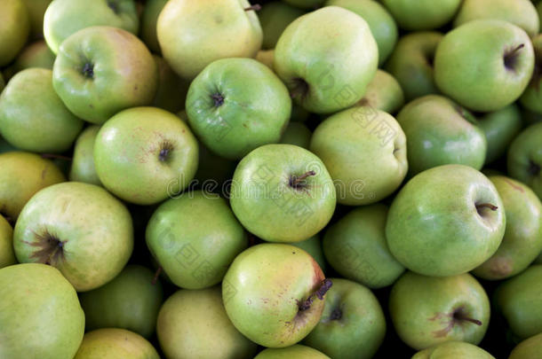 市场上新鲜的绿色<strong>苹果</strong>。 许多<strong>苹果</strong>是水果店的一个很好的背景。