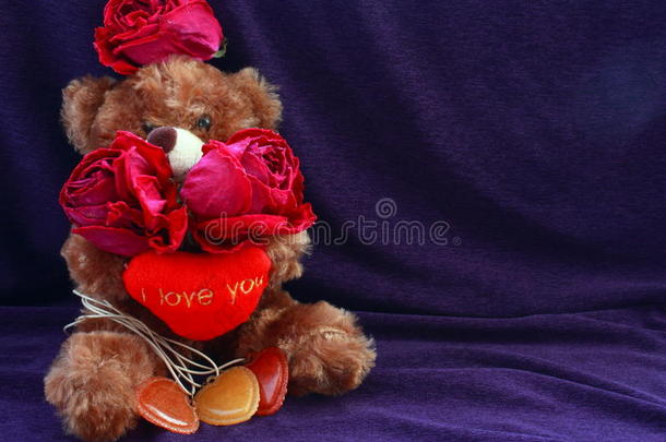 棕色熊，玫瑰和心。 <strong>三朵</strong>干玫瑰。 <strong>三</strong>颗心。