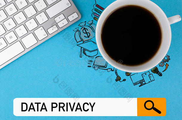数据隐私概念。 蓝色背景上的咖啡杯和电脑键盘