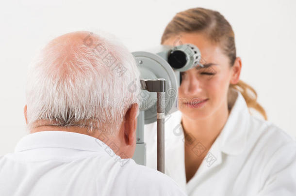验光师为病人做视力测试