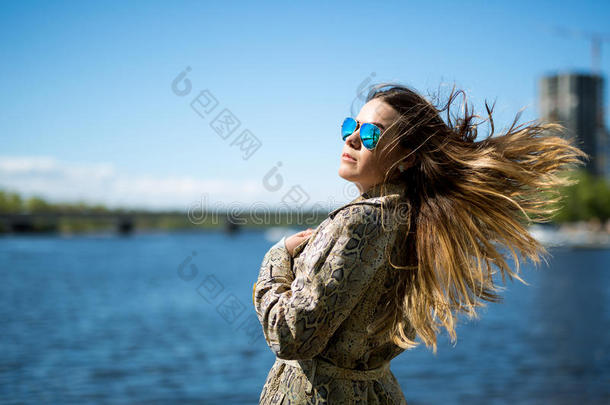 美丽的年轻金发女子户外湖岸，体贴，温暖的过滤器是<strong>适用</strong>的，风在你的头发。