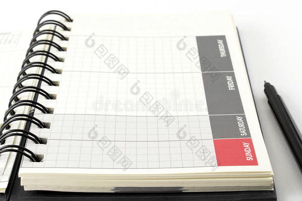 关闭空白日记日历，日期名称在灰色和红色框架和黑色钢笔在白色背景