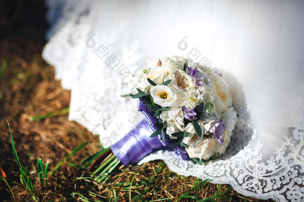 美丽的婚礼，五颜六色的花束在草地上，为新娘打扮