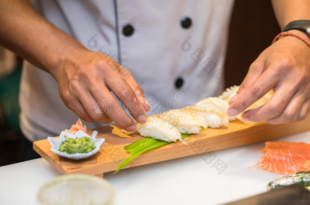 厨师在餐厅厨房准备寿司