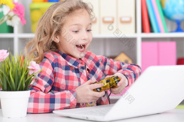 女孩在玩电脑游戏