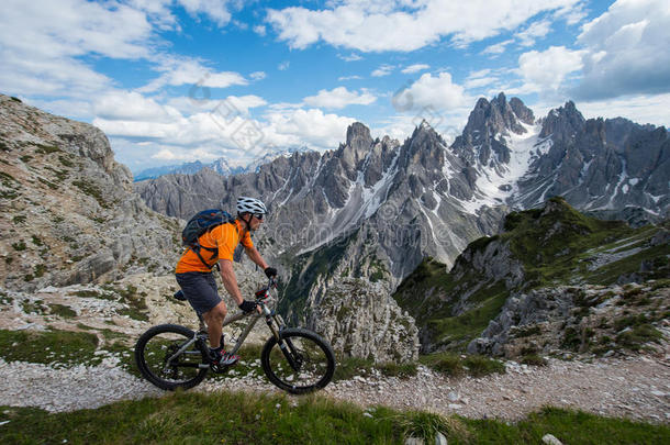 阿尔卑斯山海拔高度运动型自行车摩托车手