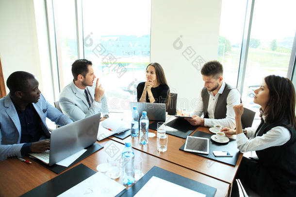 企业家和商人在现代会议室举行会议。