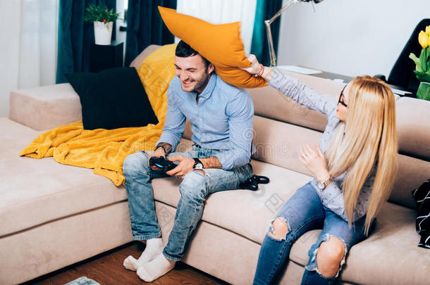 一对夫妇在公寓里玩得很开心，一对有吸引力的夫妇在网络游戏纠纷中进行枕头大战