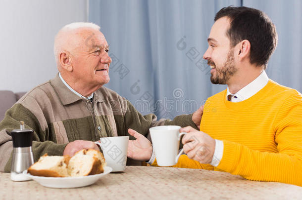 年迈的父子早餐