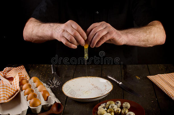 手的特写把一个鸡蛋放进盘子里。