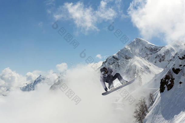 极限冬季运动。 滑雪者在雪山上跳跃。