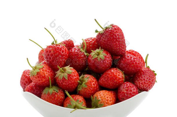 新鲜成熟的草莓在<strong>白</strong>色背景的<strong>小白</strong>碗里。