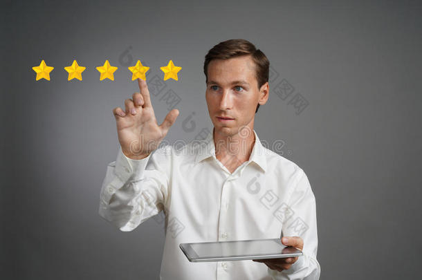 五星级评级或排名，标杆概念。 拥有平板电脑的人评估服务、酒店、餐厅