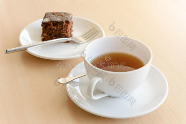 一杯木桌上有<strong>布朗</strong>尼的热茶