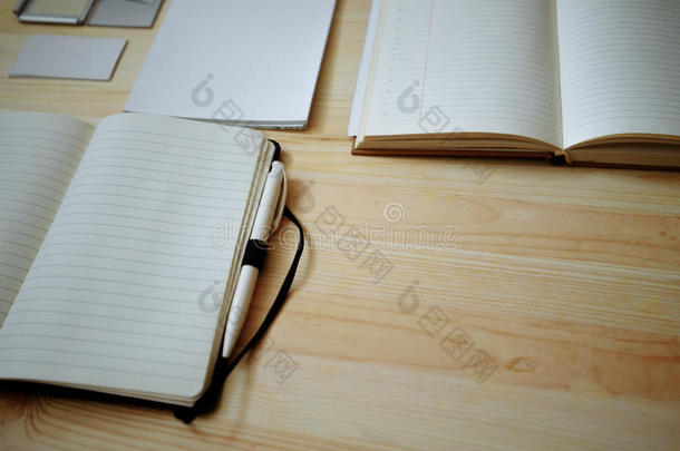 旧木背景上的空白文具：<strong>名片</strong>、小册子、笔记本、记事本和钢笔。 <strong>复古</strong>风格
