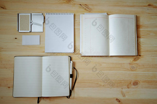 旧木背景上的空白文具：名片、小册子、笔记本、记事本和钢笔。 复古风格