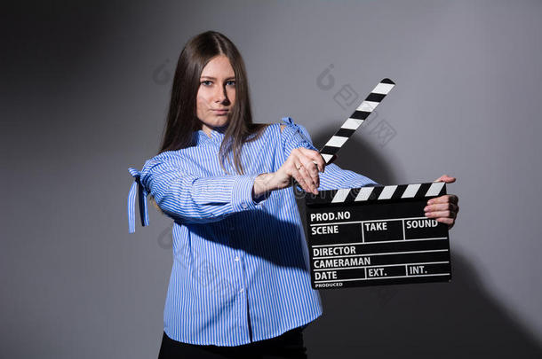 一个年轻女人的特写镜头与电影拍手