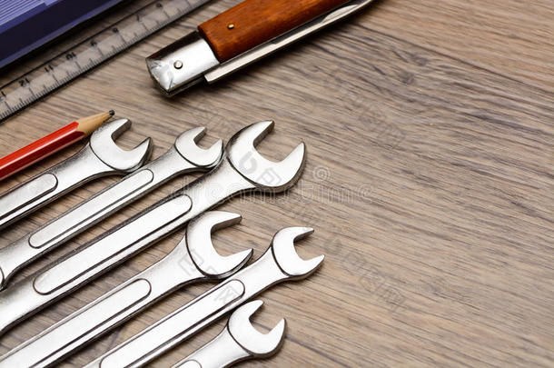 木制桌子上有工具的一套。 锤子，螺丝刀，Gayachnye扳手，钳子，钢丝刀。 上面的风景。