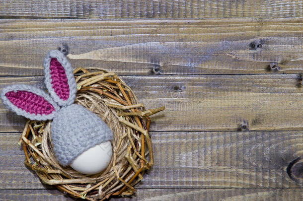 鸟巢里的复活节彩蛋。 复活节兔子帽里的鸡蛋。