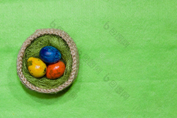 篮子里的复活节鸡蛋。 画的鹌鹑蛋。
