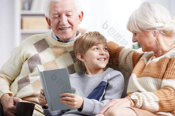 祖父母和孙子一起读书