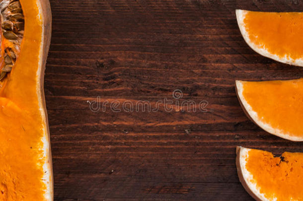 秋南瓜感恩节背景-橙色南瓜在木桌上，平躺