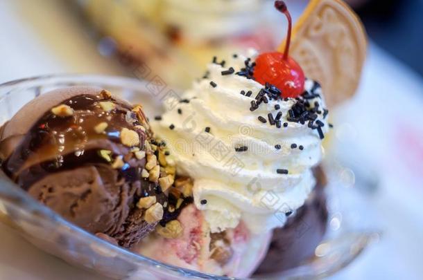 巧克力和草莓奶酪冰淇淋与鞭打奶油