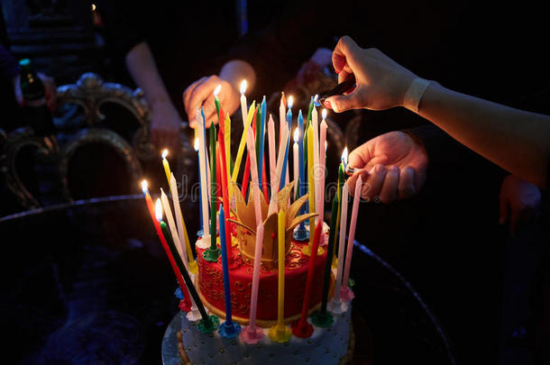 燃烧着令人惊叹的生日蜡烛。 生日快乐。