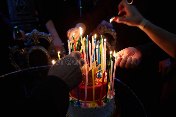 燃烧着令人惊叹的生日蜡烛。 生日快乐。