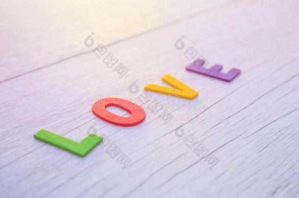 五颜六色的木制字母表和<strong>爱字</strong>。 白色木制的顶部视图