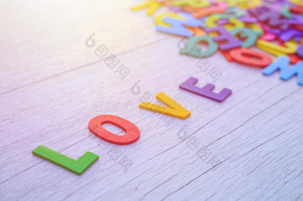 五颜六色的木制字母表和<strong>爱字</strong>。 白色木制的顶部视图