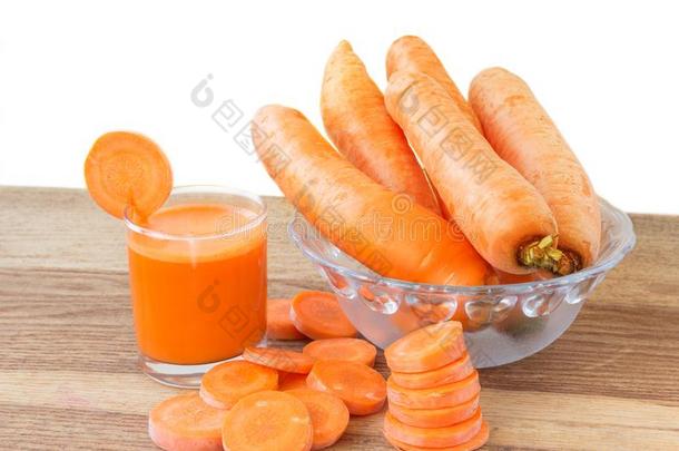 新鲜<strong>胡萝卜</strong>汁在玻璃，<strong>切片</strong>和<strong>胡萝卜</strong>蔬菜在碗在木桌上，白色背景。